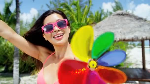 Menina chinesa asiática se divertindo na praia — Vídeo de Stock