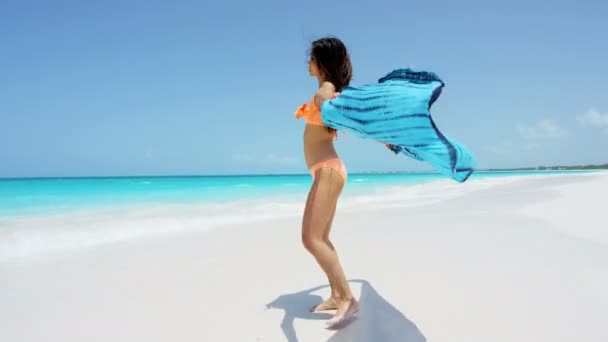 Chinese girl barefoot walking on the beach — Stock Video