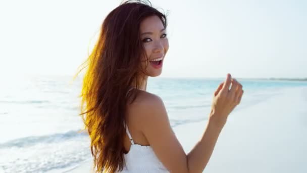 Asiatisk kinesisk flicka vid solnedgången på stranden — Stockvideo