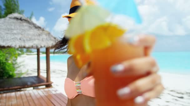 Afrikanische Amerikanerin mit Cocktail am Strand — Stockvideo