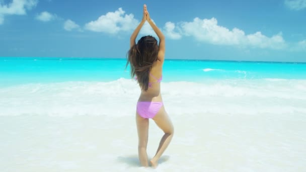 Chinese girl in bikini on tropical beach — Stock Video