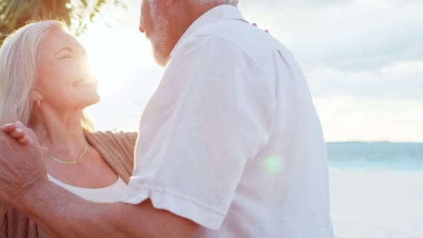 Casal de idosos caucasianos dançando ao pôr do sol — Vídeo de Stock