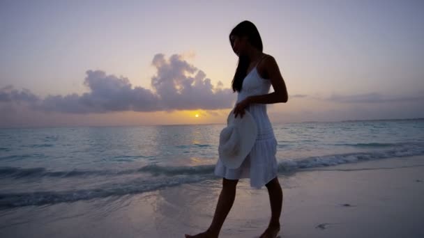 Menina chinesa asiática ao pôr do sol na praia — Vídeo de Stock