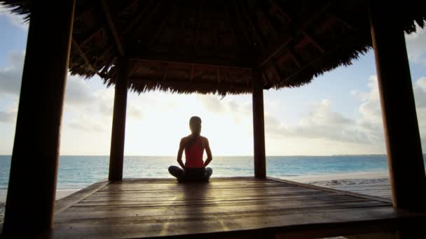 Chica joven practicando yoga en la playa — Vídeos de Stock