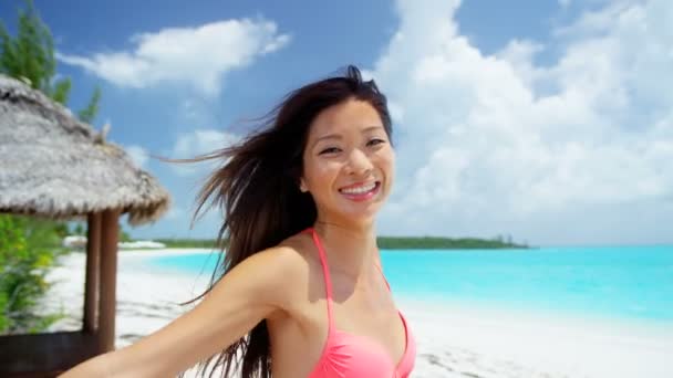 Kinesisk flicka i bikini på tropical beach — Stockvideo
