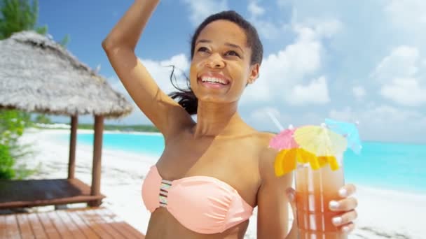 Menina afro-americana com coquetel na praia — Vídeo de Stock