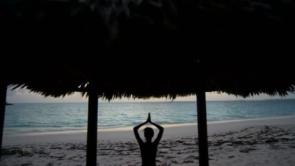 Chica joven practicando yoga en la playa — Vídeo de stock