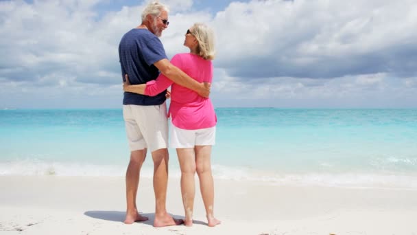 Pareja de ancianos disfrutando de vacaciones en la playa — Vídeos de Stock