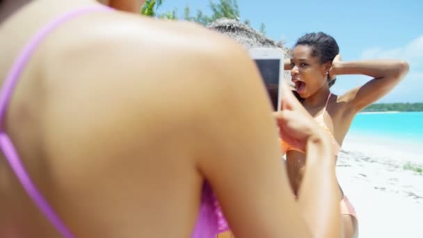 Multi namoradas étnicas se divertindo na praia — Vídeo de Stock