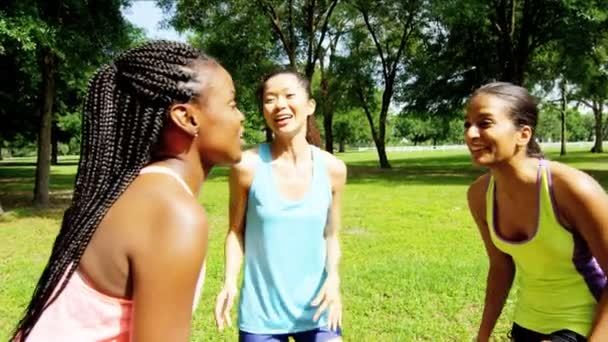 Multi etniska flickor njuter fitness i park — Stockvideo