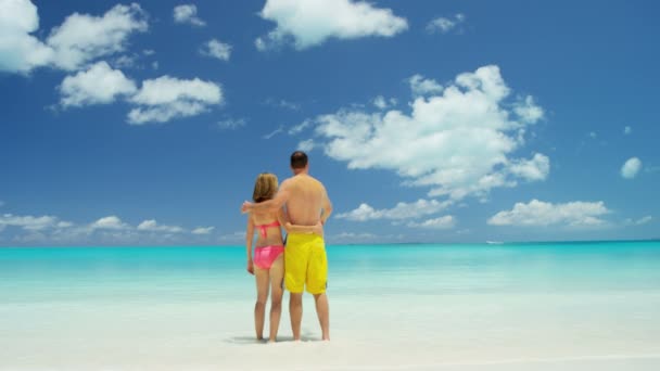 Casal caucasiano desfrutando de férias na praia — Vídeo de Stock