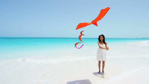 Chica afroamericana jugando con cometa en la playa — Vídeo de stock