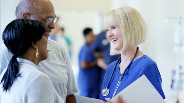 Médico feminino consultar com casal no centro médico — Vídeo de Stock