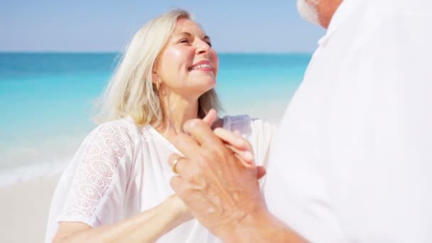 Senior paar dansen op een tropisch strand — Stockvideo