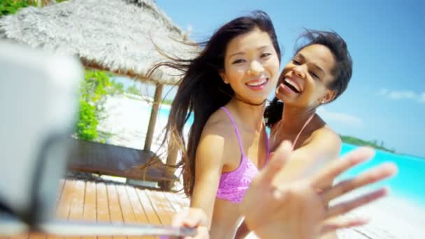 Multi ethnique copines avoir du plaisir sur la plage — Video