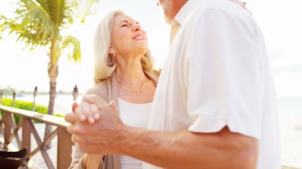 Caucásico senior pareja bailando al atardecer — Vídeo de stock