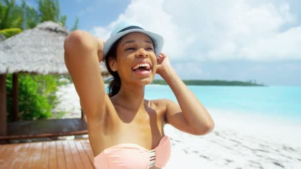 African American tjej att ha kul på stranden — Stockvideo