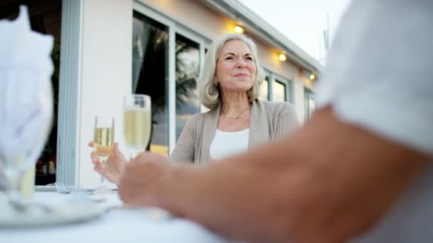 Seniorenpaar beim romantischen Abendessen — Stockvideo