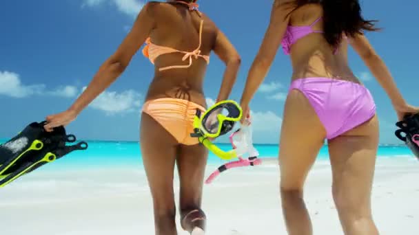 Chicas multiétnicas haciendo snorkel — Vídeo de stock