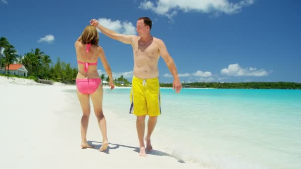 Caucásico pareja disfrutando de vacaciones en la playa — Vídeos de Stock