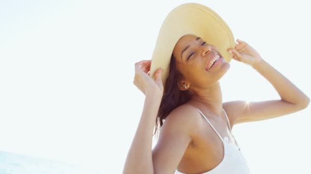 Ragazza afroamericana sulla spiaggia tropicale — Video Stock