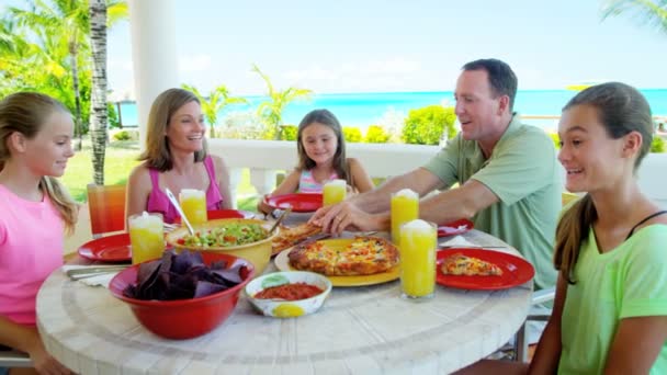 Kaukasiska familj njuter av att äta på stranden — Stockvideo