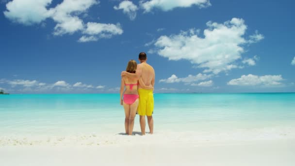 Casal caucasiano desfrutando de férias na praia — Vídeo de Stock