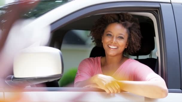Africano mulher americana vai em viagem de carro — Vídeo de Stock