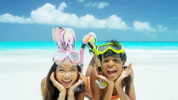 Chicas multiétnicas haciendo snorkel — Vídeos de Stock