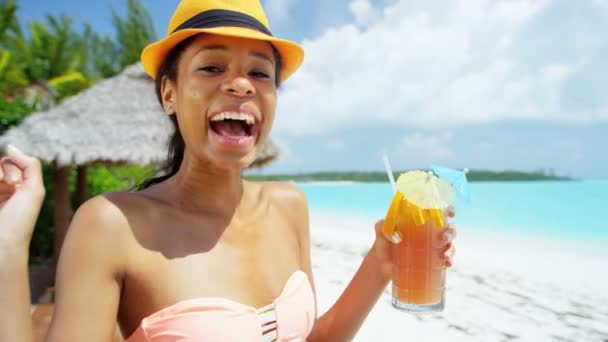 African American girl cocktail på stranden — Stockvideo