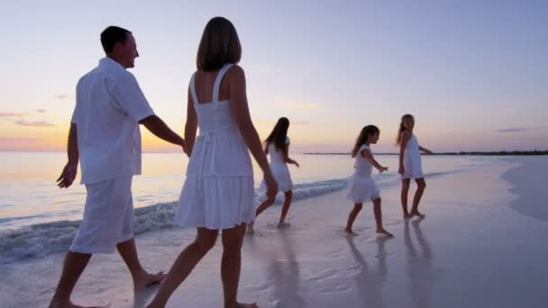 Famille caucasienne profiter des vacances à la plage au coucher du soleil — Video
