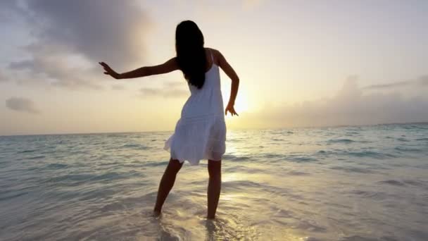 Čínská dívka tančí na pláži při západu slunce — Stock video