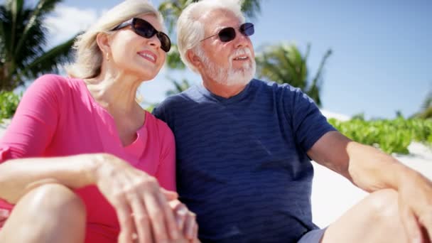 Senior paar genieten van vakantie op strand — Stockvideo