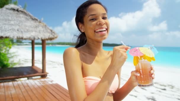 Chica afroamericana con cóctel en la playa — Vídeos de Stock