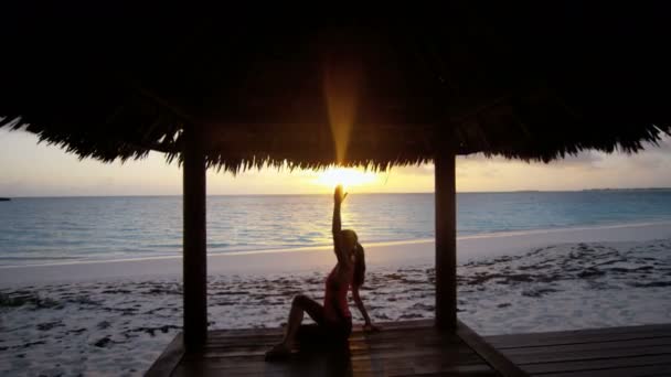 Chica joven practicando yoga en la playa — Vídeos de Stock