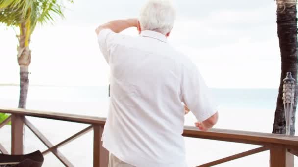 Caucásico senior pareja bailando al atardecer — Vídeo de stock