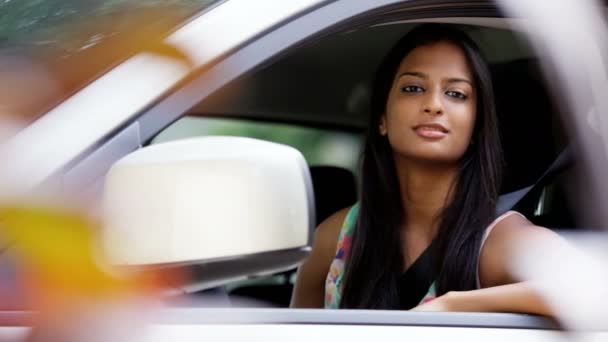 Indian woman going on road trip — Stock Video