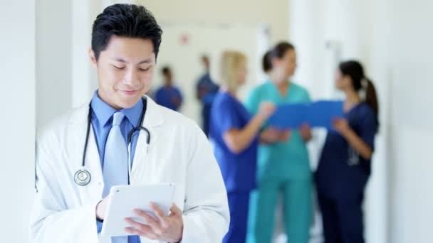 Médico masculino que trabaja en tabletas en el hospital — Vídeo de stock