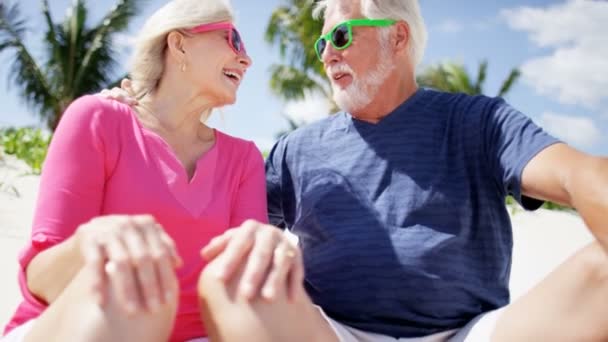 Pareja de ancianos disfrutando de vacaciones en la playa — Vídeo de stock