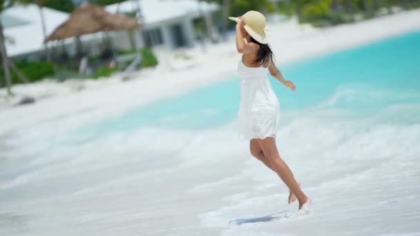 African American girl on tropical beach — Stock Video