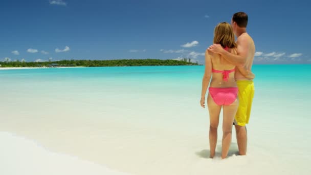 Διακοπές απολαμβάνοντας το ουζάκι Καυκάσιος ζευγάρι στην παραλία — Αρχείο Βίντεο