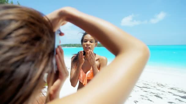 Multi etnische vriendinnen plezier op strand — Stockvideo