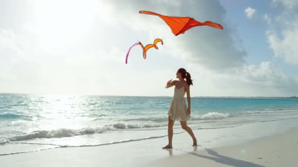 Asiatique fille jouer avec rouge cerf-volant sur la plage — Video