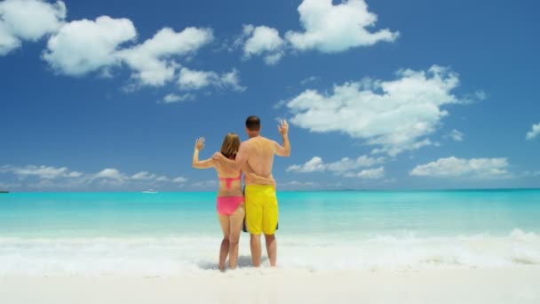 Casal caucasiano desfrutando de férias na praia — Vídeo de Stock