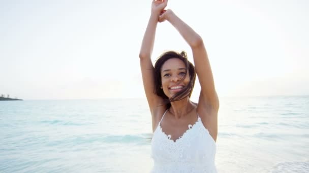 African American girl na tropikalnej plaży — Wideo stockowe