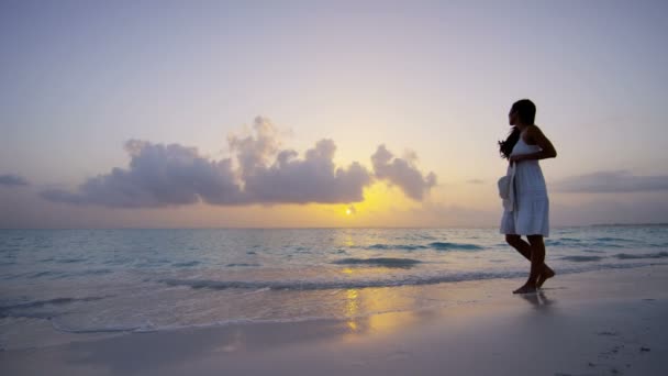 Asiatico ragazza cinese al tramonto sulla spiaggia — Video Stock