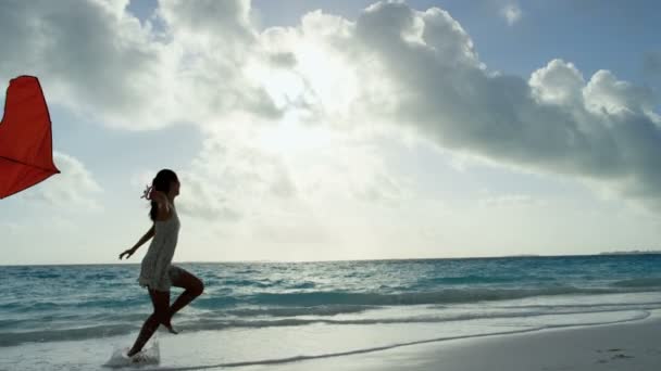 Aziatisch meisje speelt met rode wouw op strand — Stockvideo