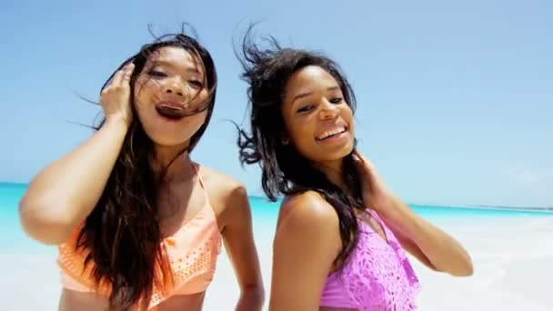 Filles multi ethniques s'amuser sur la plage — Video