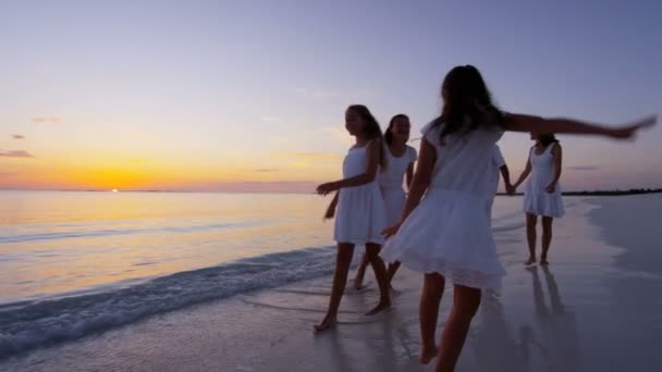 Familia caucásica disfrutando de vacaciones en la playa al atardecer — Vídeo de stock