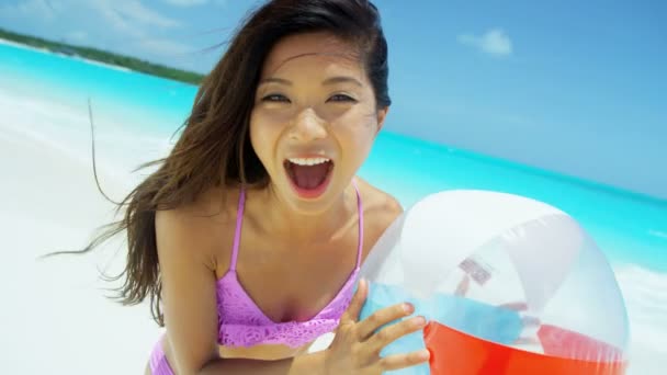 Chinois fille jouer avec plage ballon sur la plage — Video